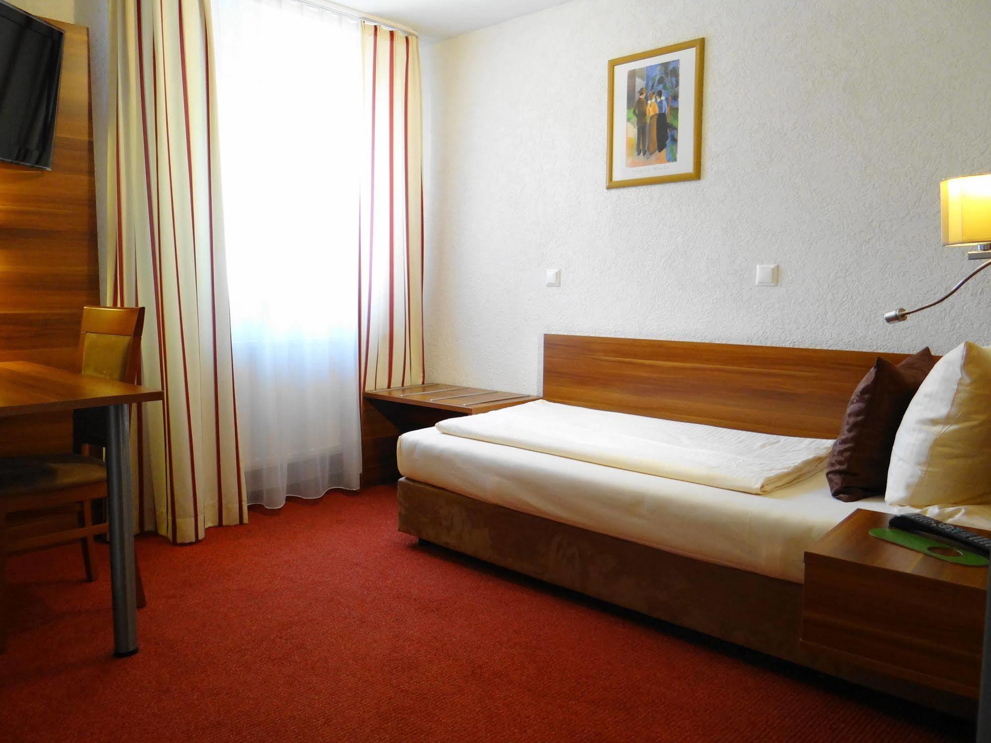 Hotel Schuetzenhof Spa Garden Buerstadt Exterior photo